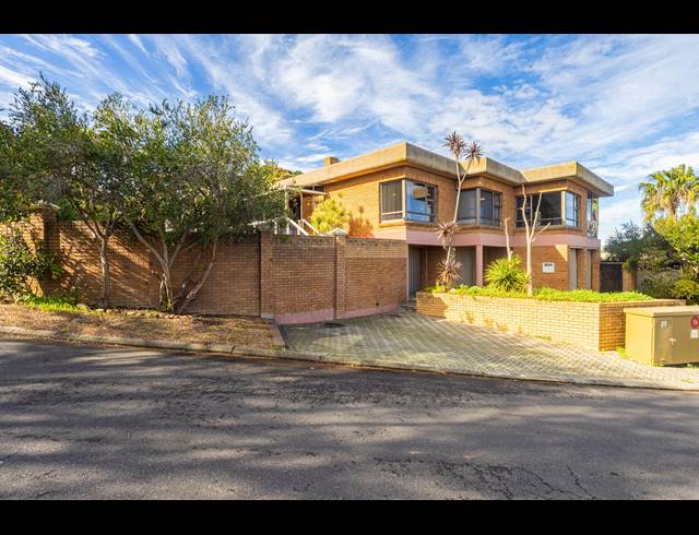4 BEDROOM FREEHOLD FOR SALE IN DE TIJGER